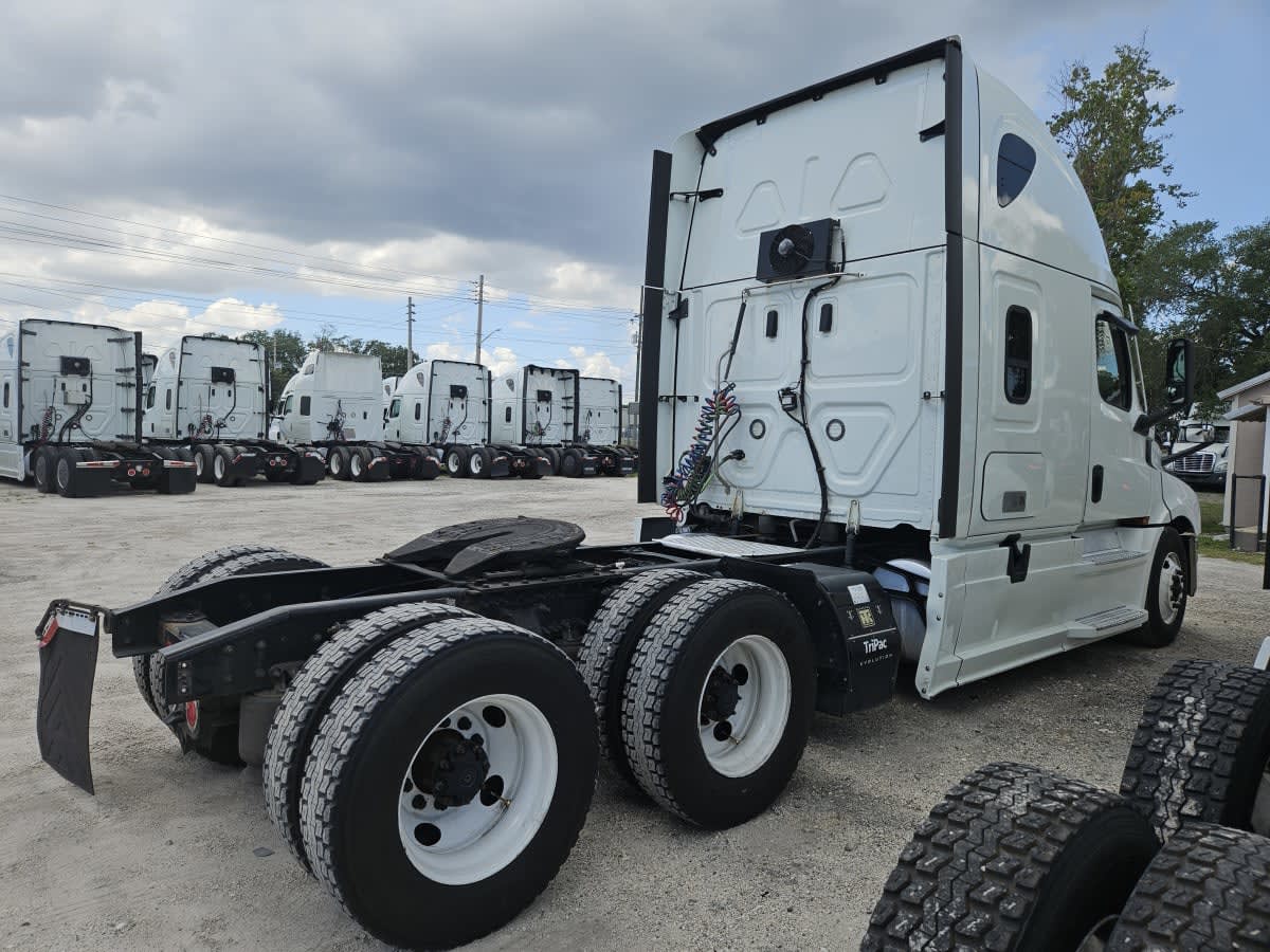 2022 Freightliner Cascadia in Orlando, FL — photo 4