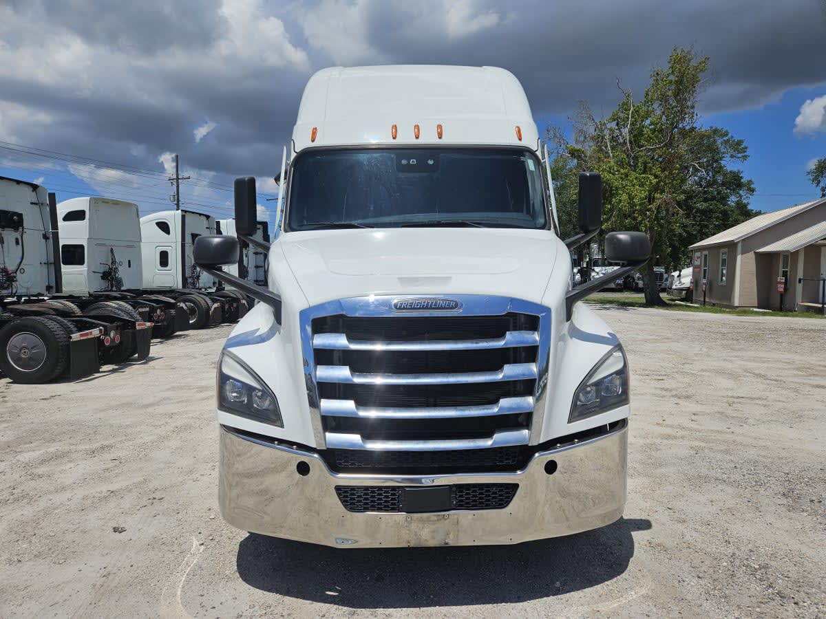 2022 Freightliner Cascadia in Orlando, FL — photo 2