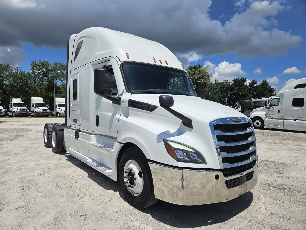 2022 Freightliner Cascadia in Orlando, FL — photo 3