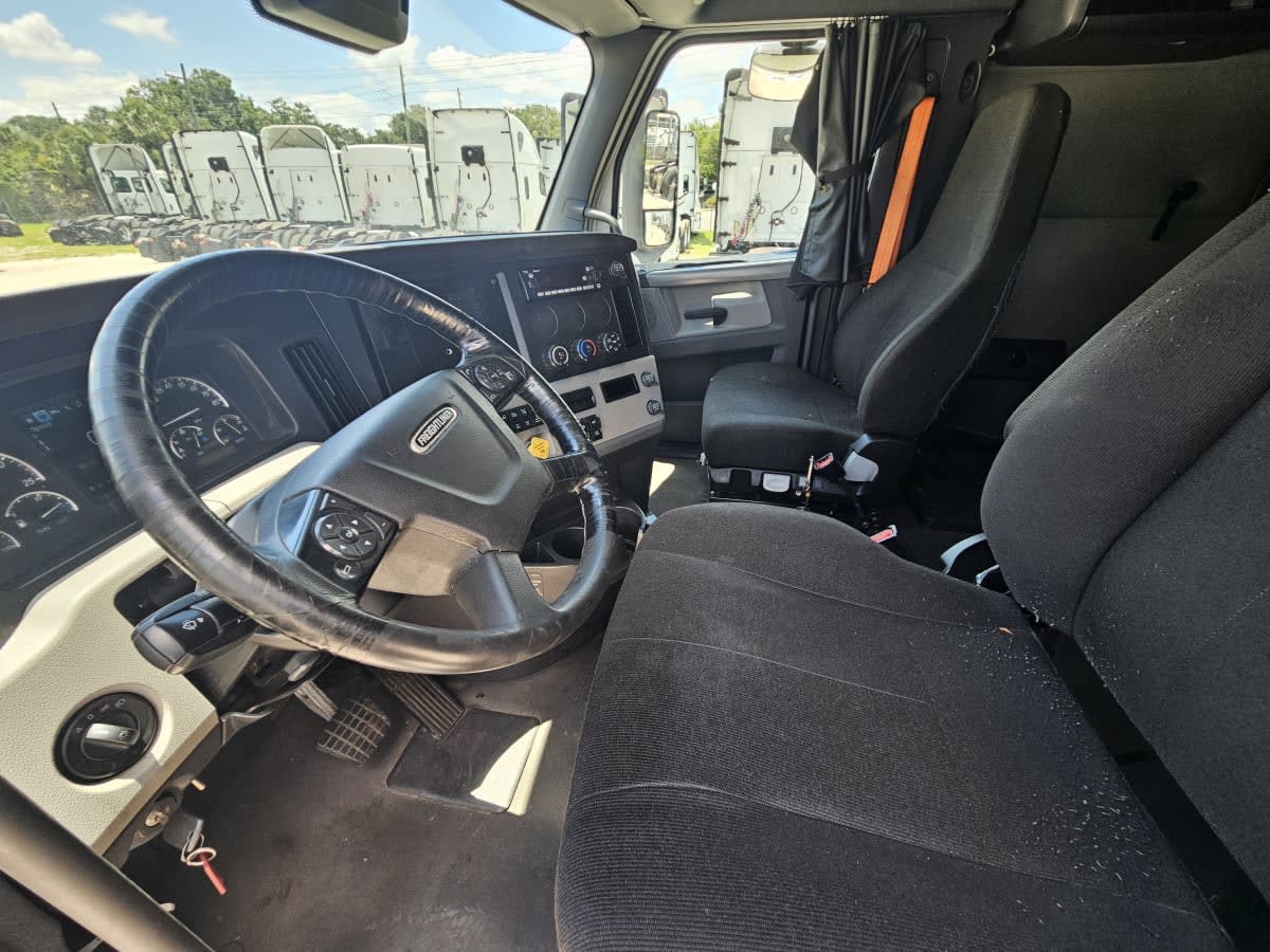 2022 Freightliner Cascadia in Orlando, FL — photo 7