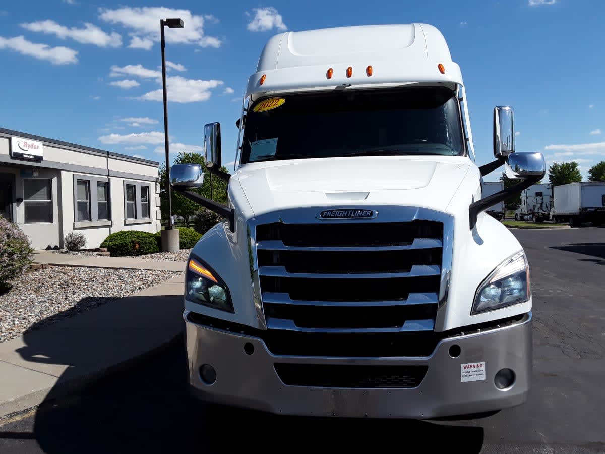 2022 Freightliner Cascadia in Altoona, IA — photo 2