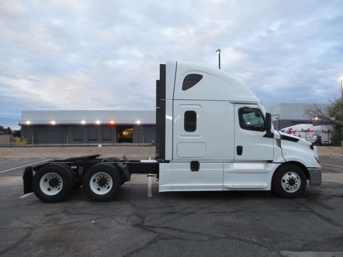 2021 Freightliner Cascadia in Commerce City, CO — photo 17