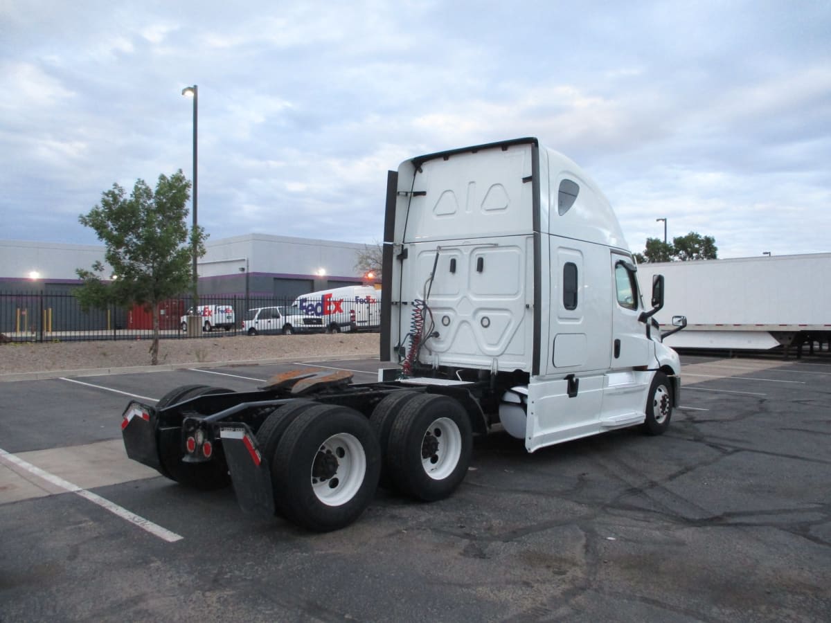 2021 Freightliner Cascadia in Commerce City, CO — photo 4
