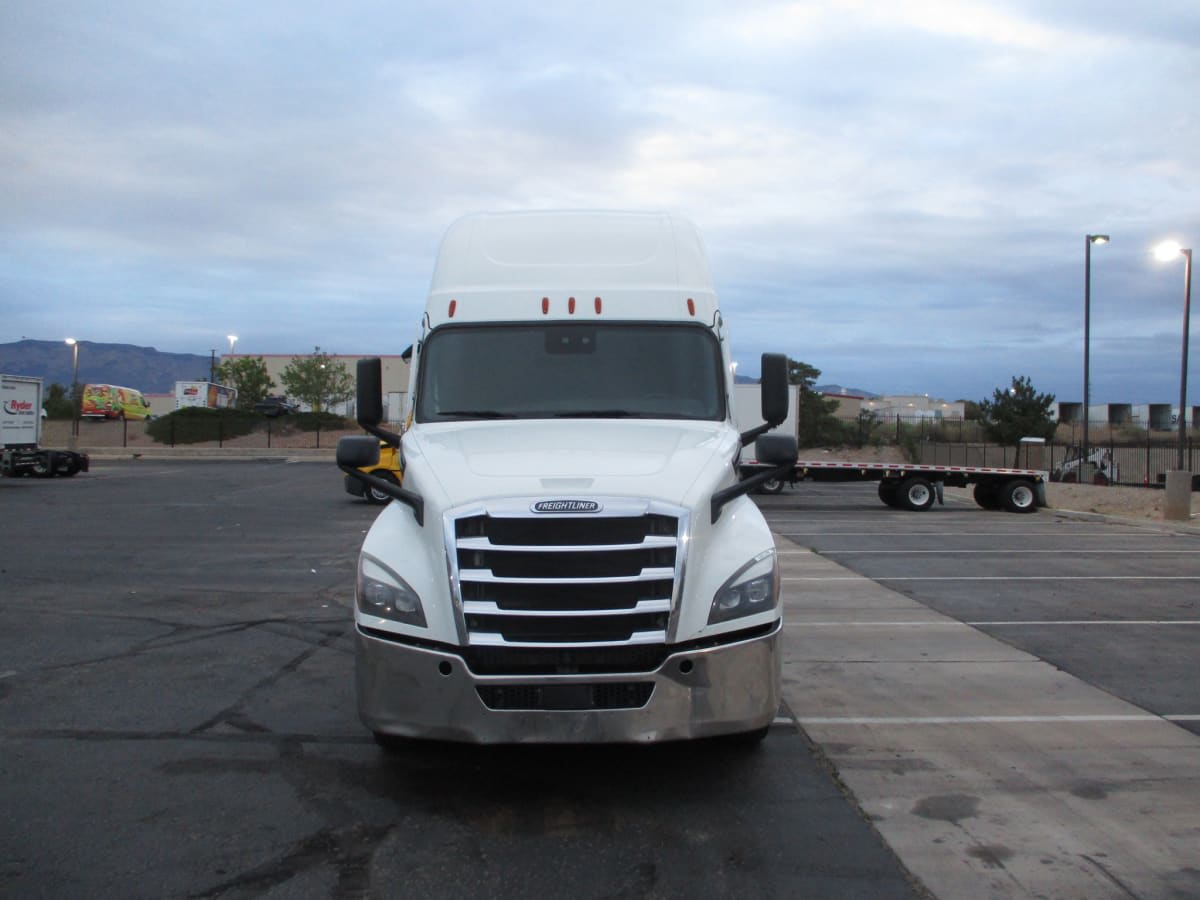 2021 Freightliner Cascadia in Commerce City, CO — photo 2