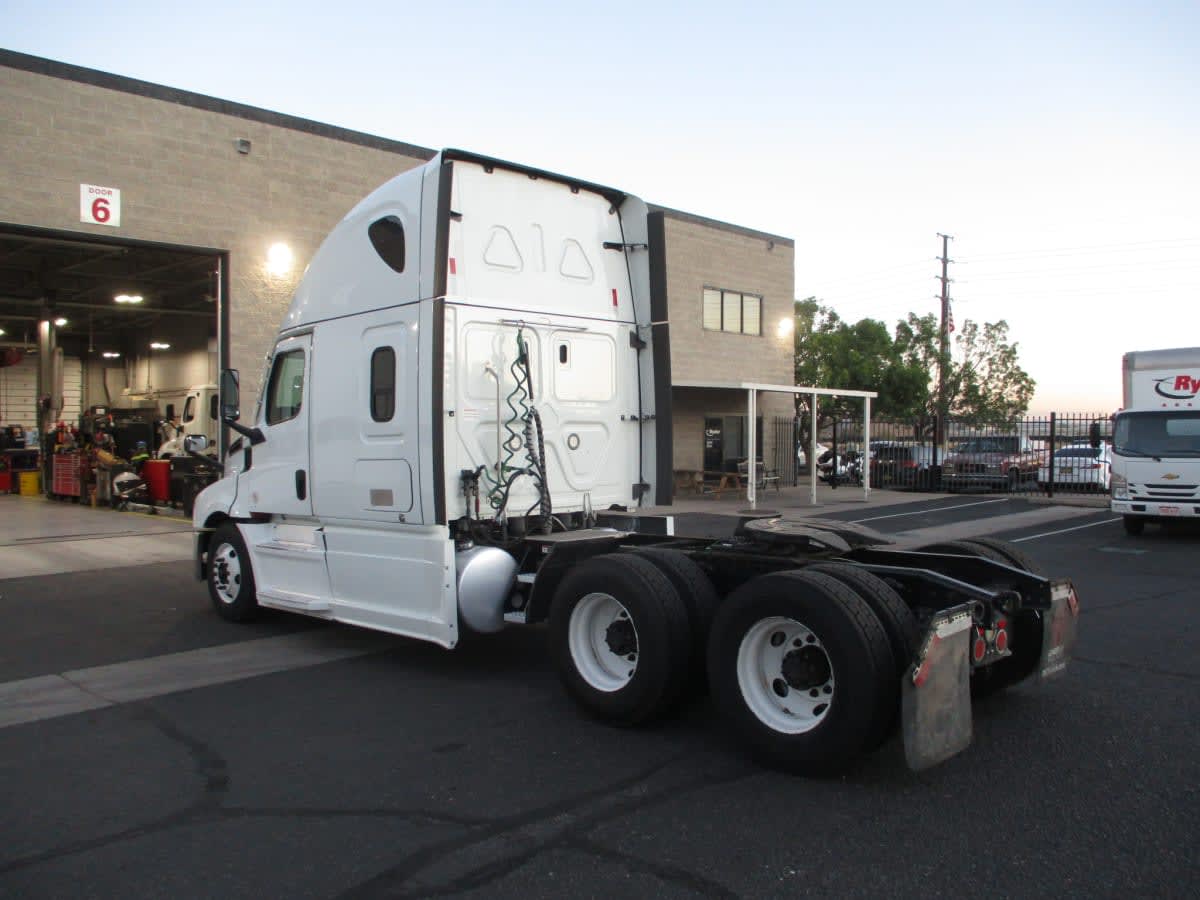 2021 Freightliner Cascadia in Commerce City, CO — photo 6
