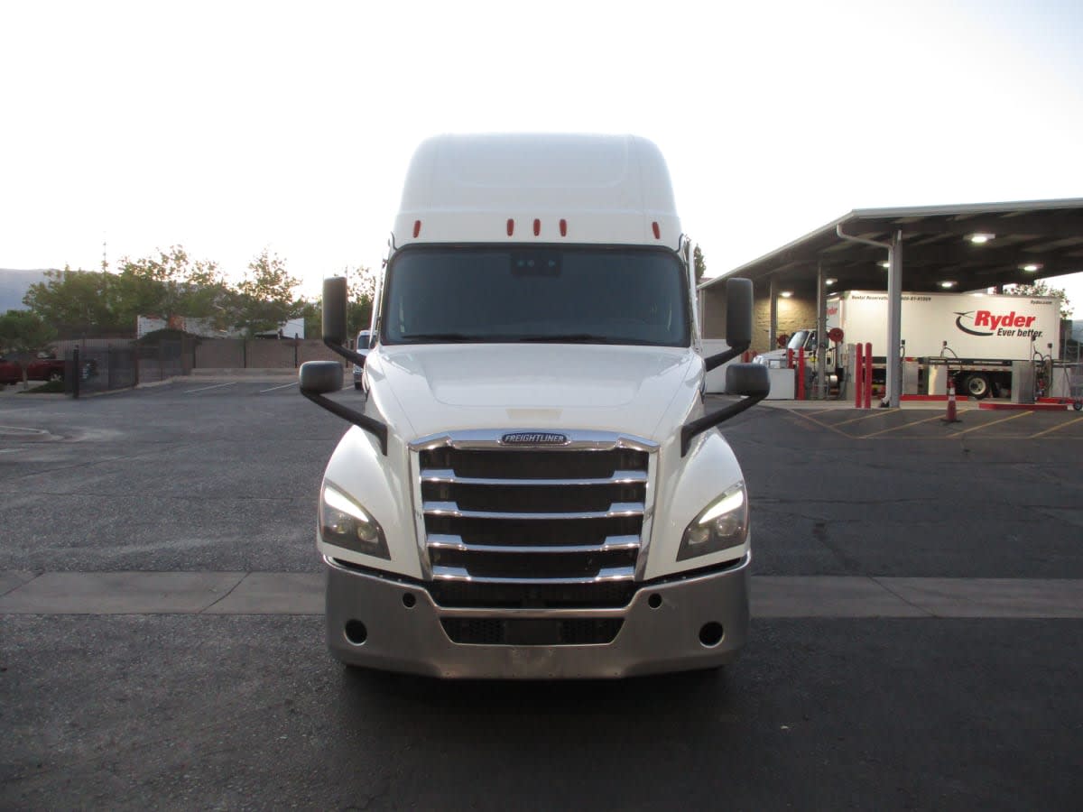 2021 Freightliner Cascadia in Commerce City, CO — photo 2