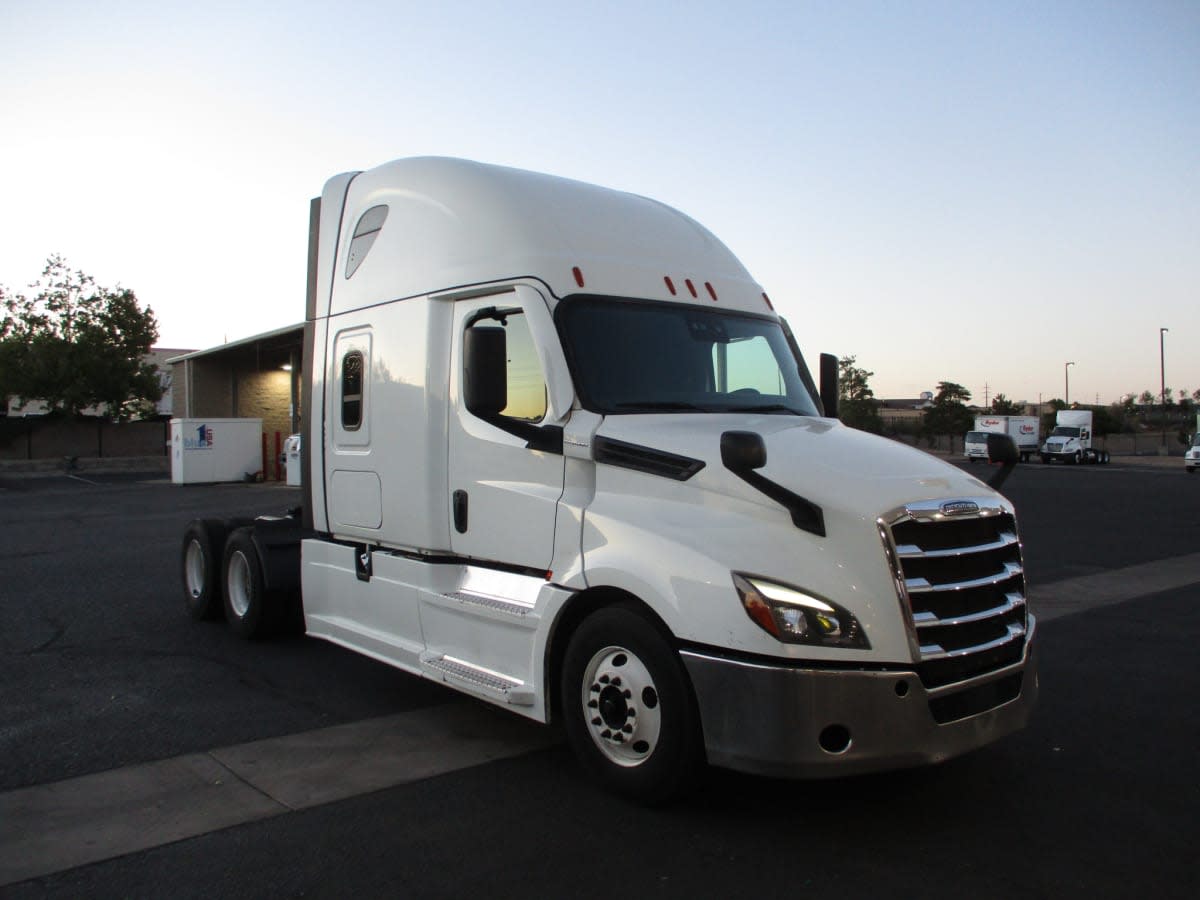 2021 Freightliner Cascadia in Commerce City, CO — photo 3