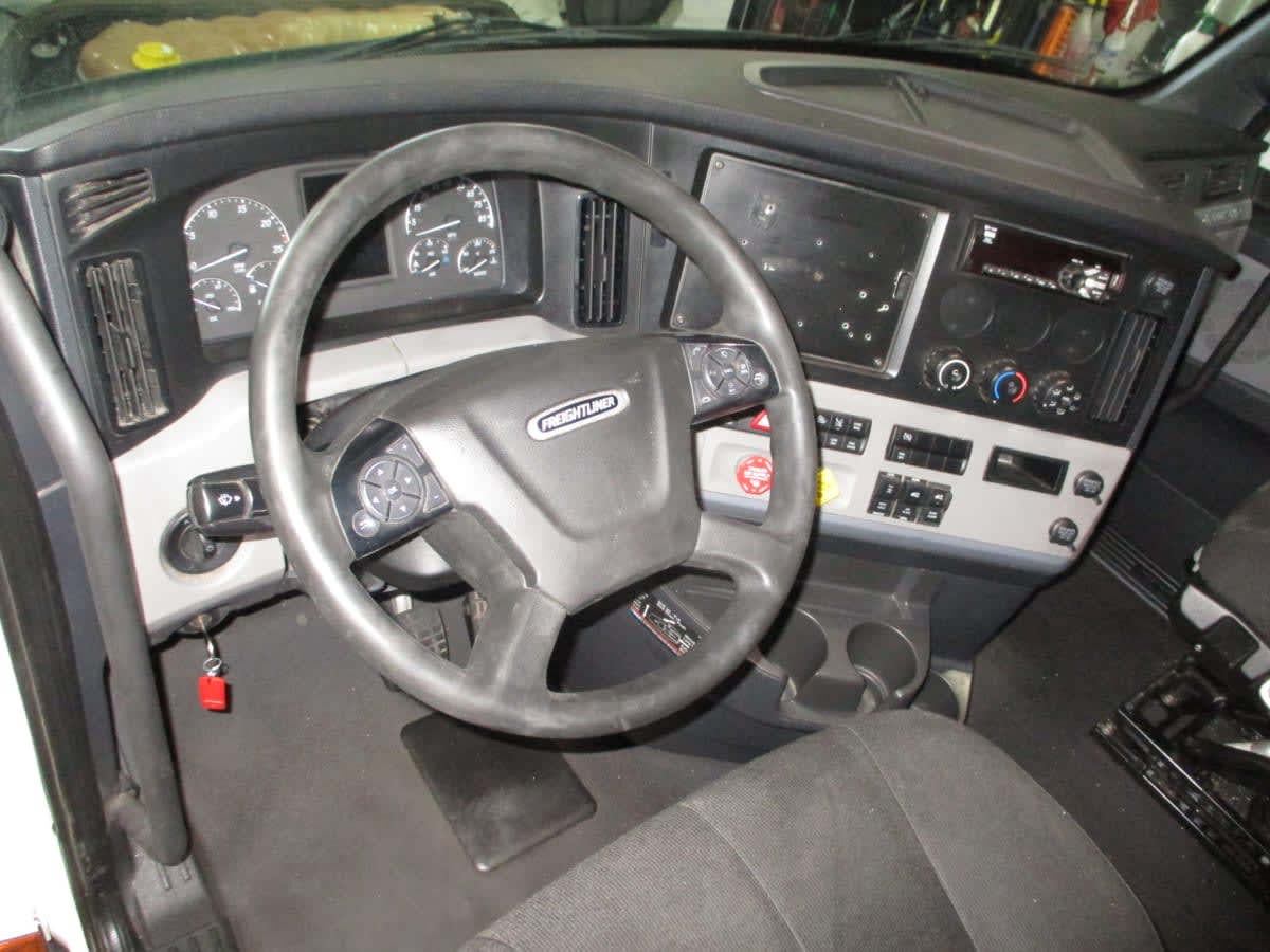 2021 Freightliner Cascadia in Commerce City, CO — photo 7