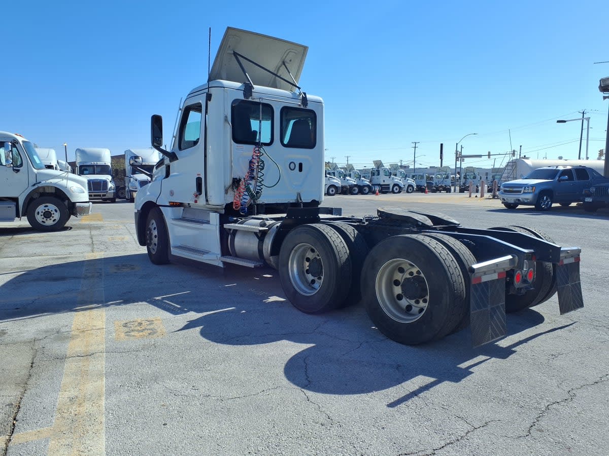 2022 Freightliner Cascadia in Fort Worth, TX — photo 6