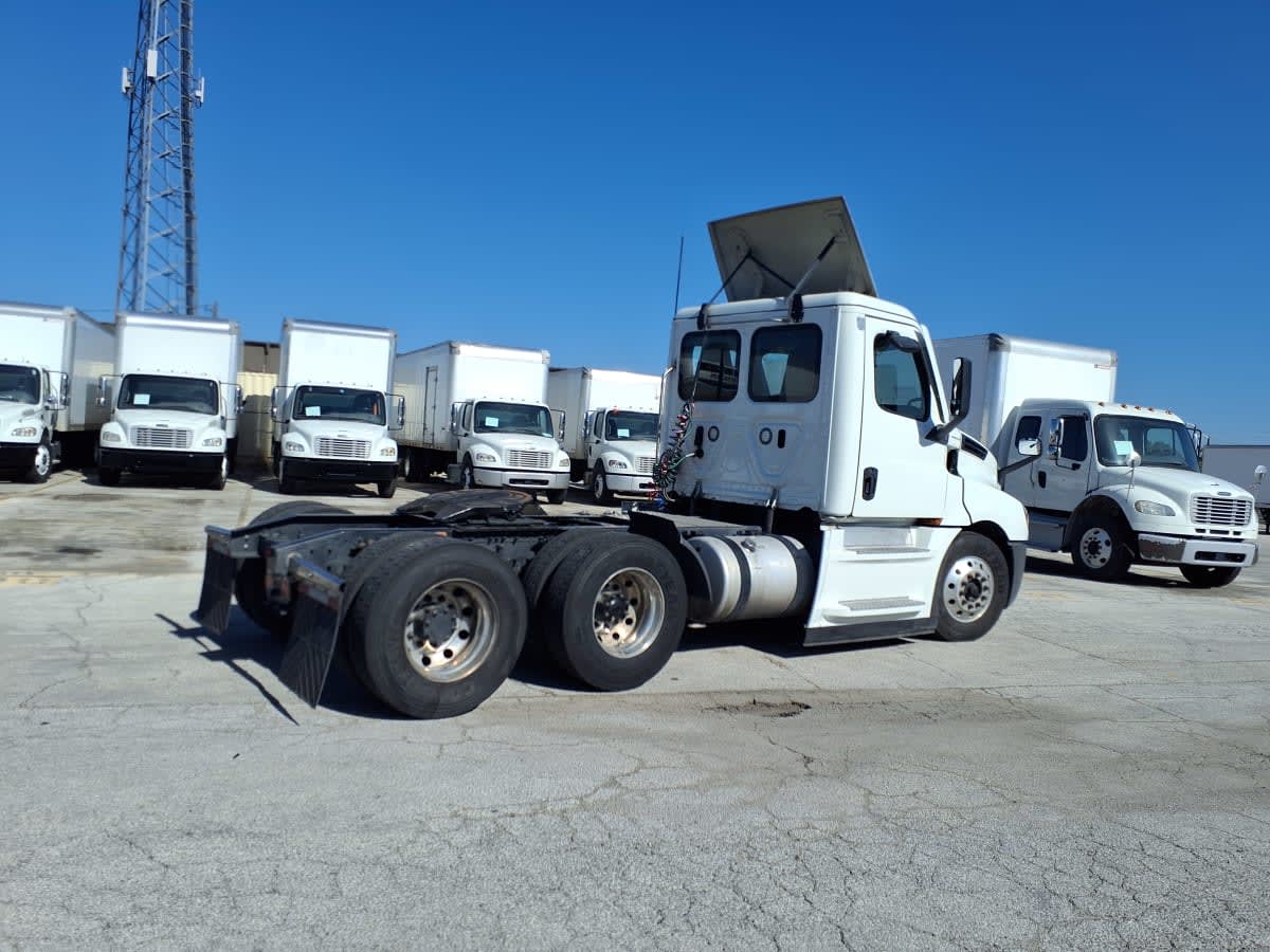 2022 Freightliner Cascadia in Fort Worth, TX — photo 4