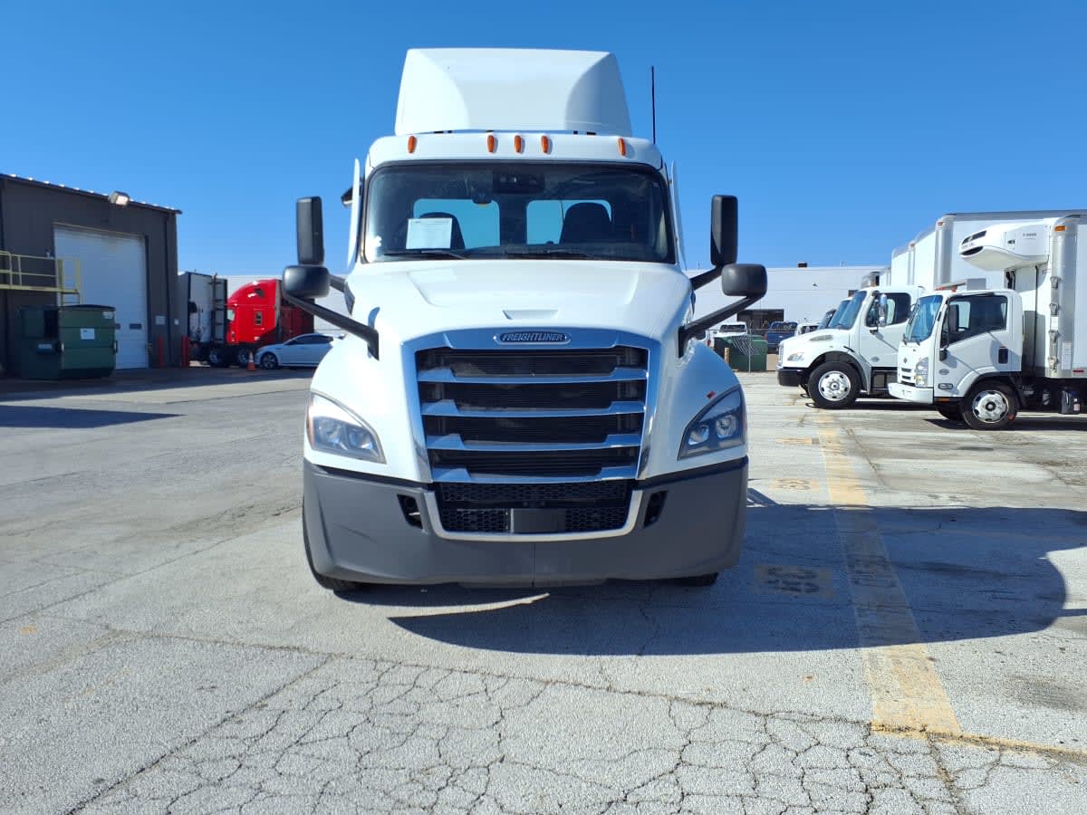 2022 Freightliner Cascadia in Fort Worth, TX — photo 2