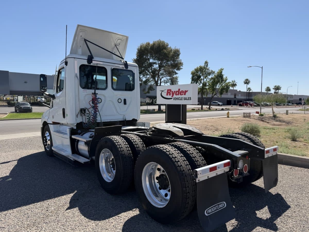 2022 Freightliner Cascadia in Phoenix, AZ — photo 6