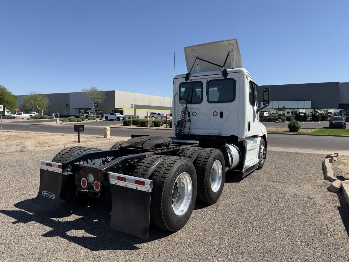 2022 Freightliner Cascadia in Phoenix, AZ — photo 4