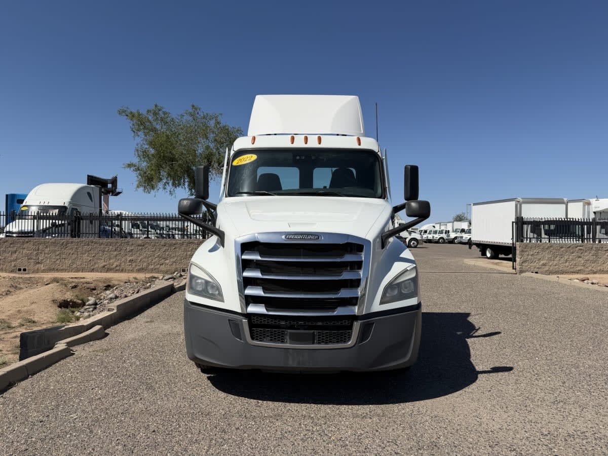 2022 Freightliner Cascadia in Phoenix, AZ — photo 2