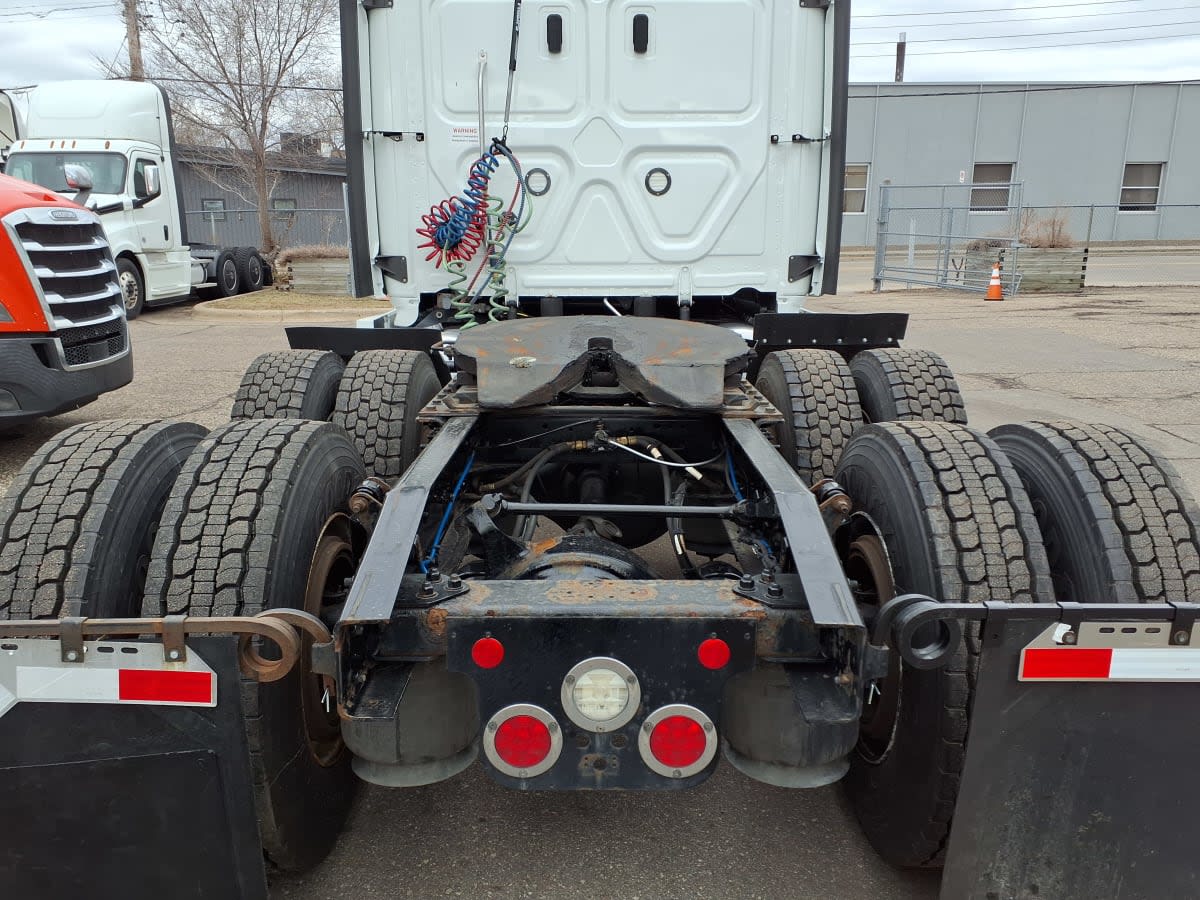 2022 Freightliner Cascadia in Minneapolis, MN — photo 14