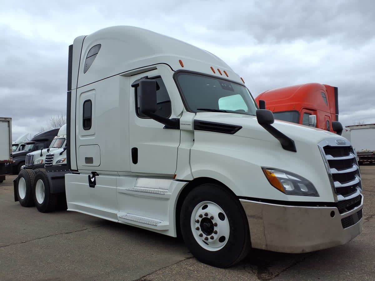 2022 Freightliner Cascadia in Minneapolis, MN — photo 3
