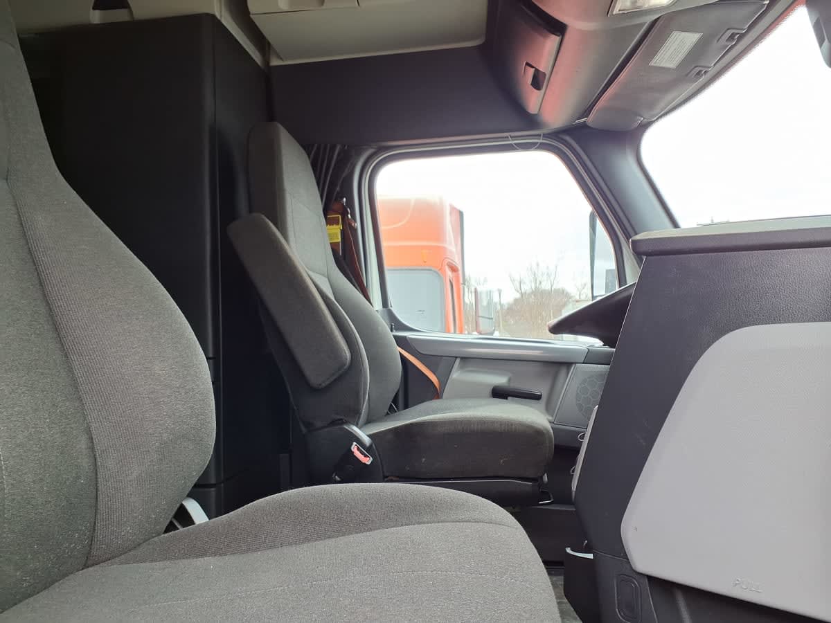 2022 Freightliner Cascadia in Minneapolis, MN — photo 7