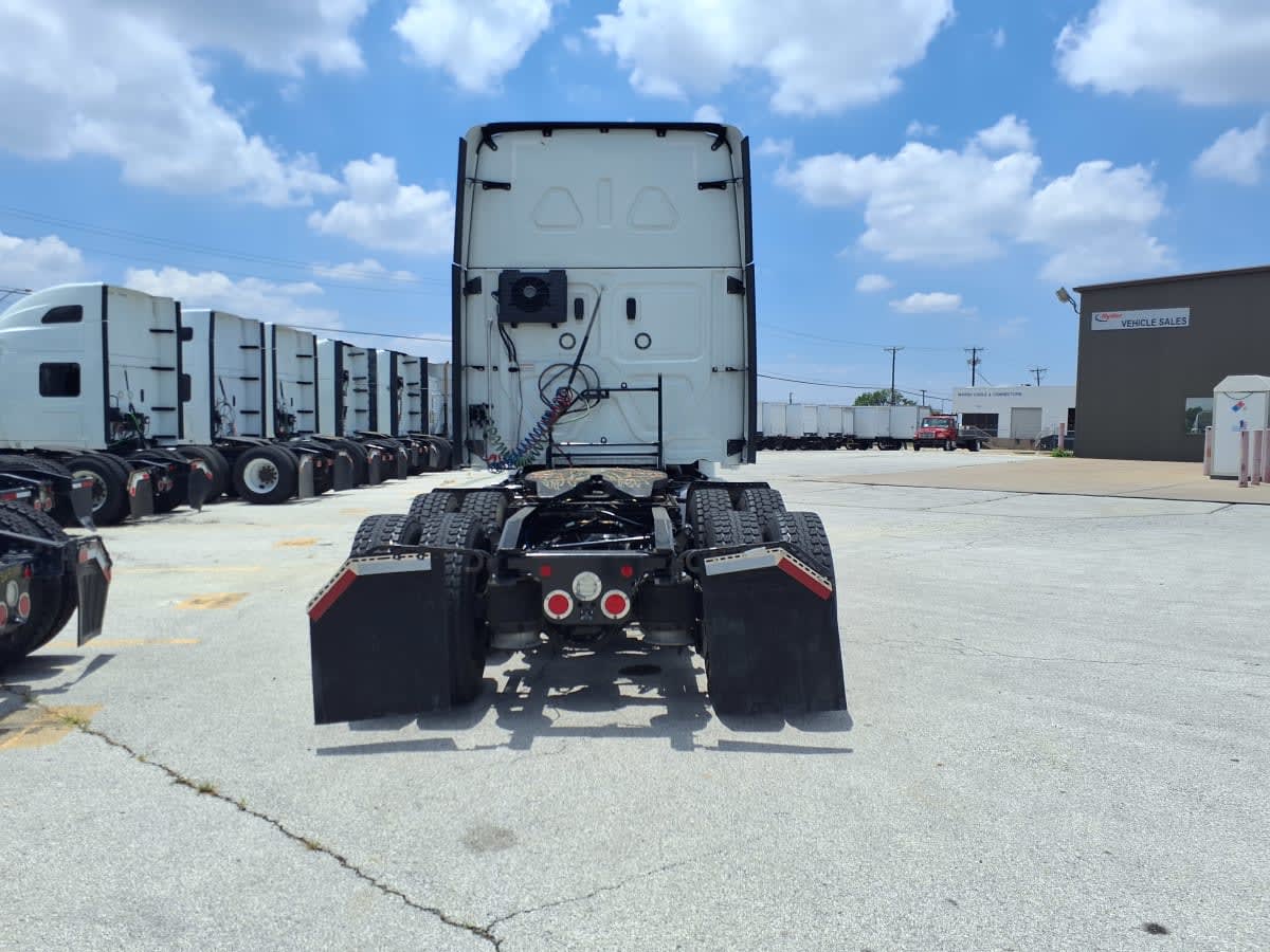 2022 Freightliner Cascadia in Fort Worth, TX — photo 5