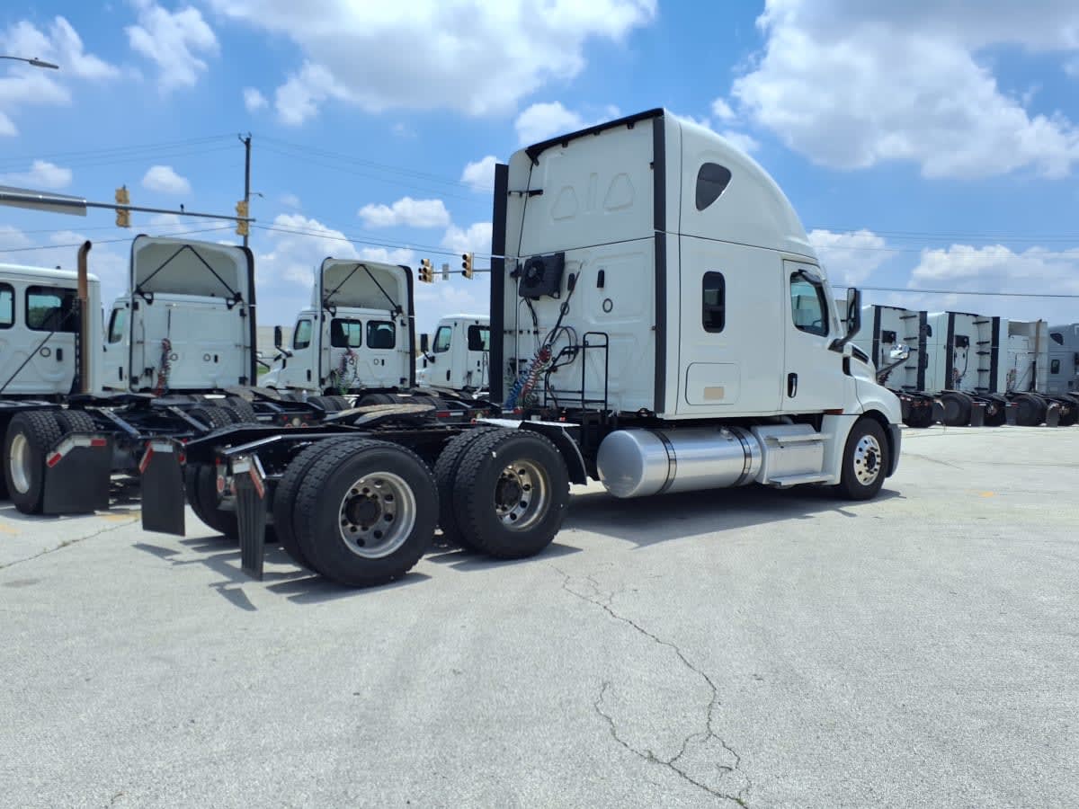 2022 Freightliner Cascadia in Fort Worth, TX — photo 4