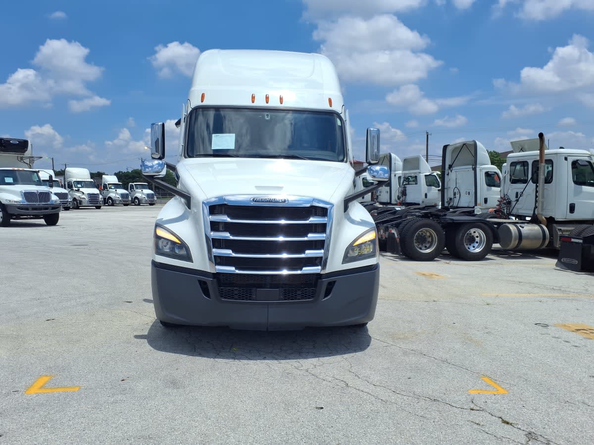 2022 Freightliner Cascadia in Fort Worth, TX — photo 2