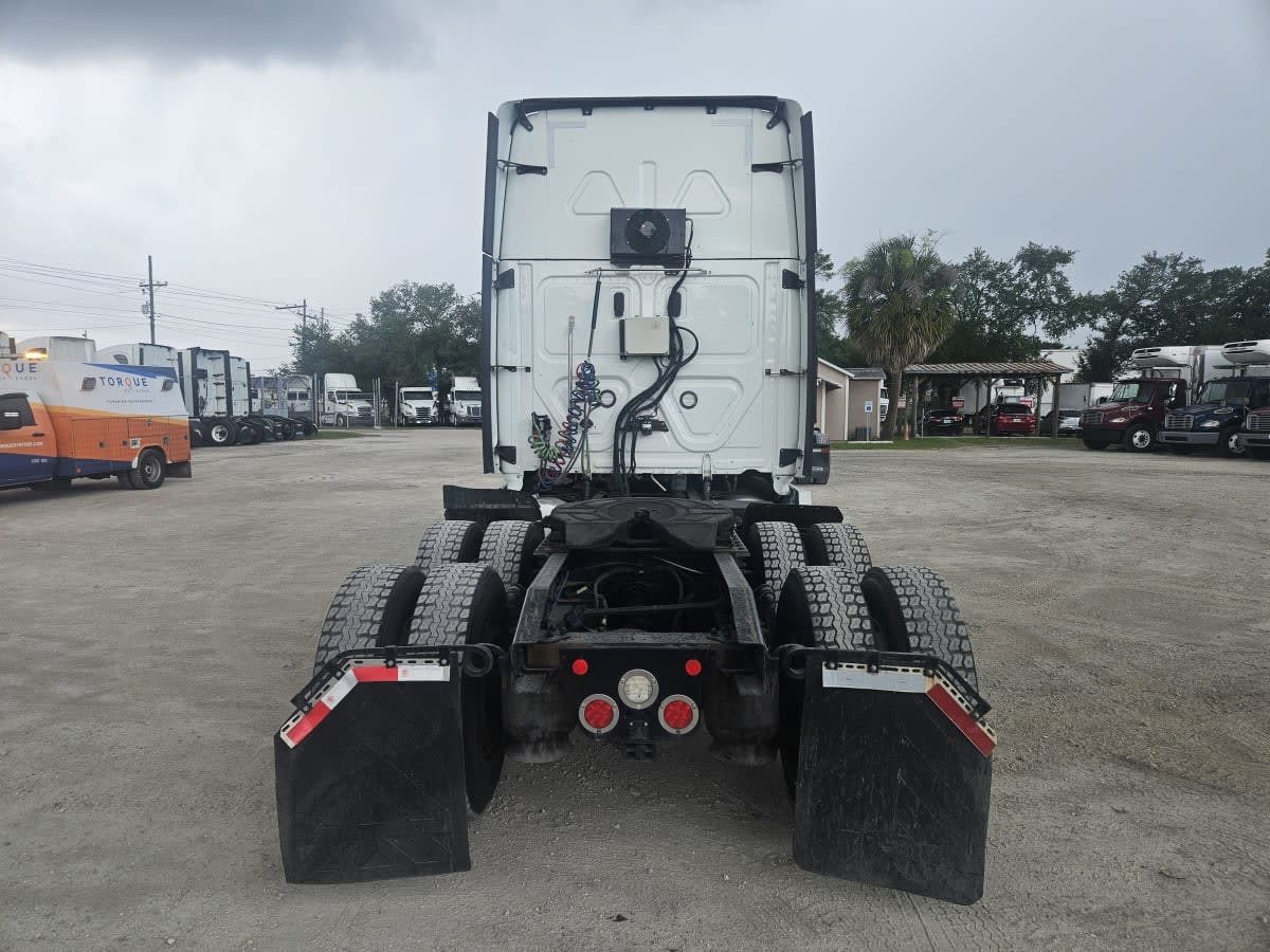 2022 Freightliner Cascadia in Orlando, FL — photo 5