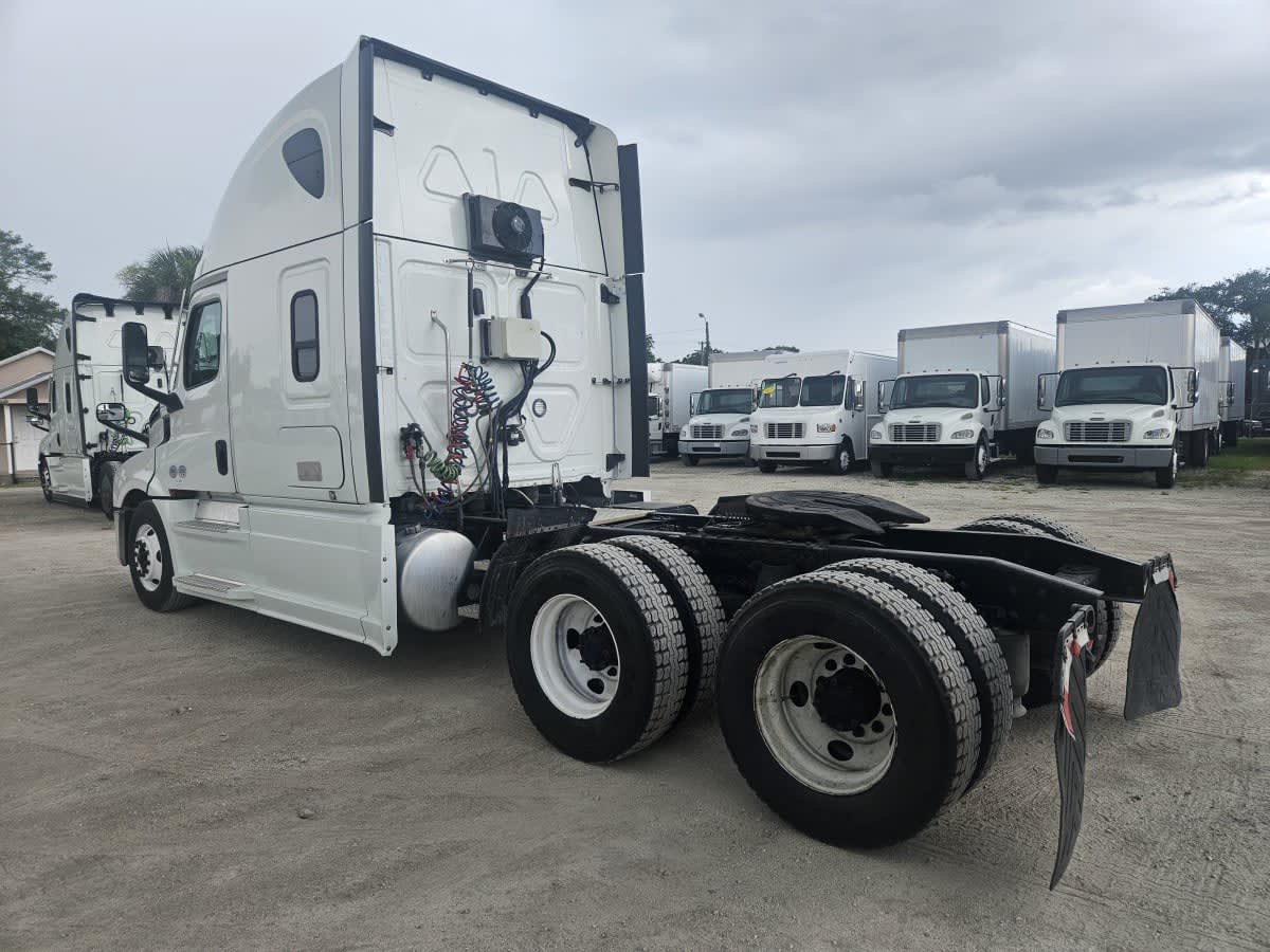 2022 Freightliner Cascadia in Orlando, FL — photo 6