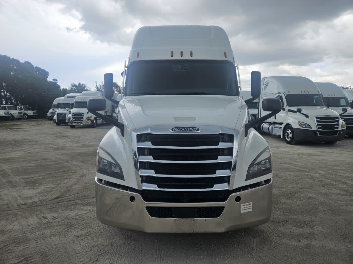 2022 Freightliner Cascadia in Orlando, FL — photo 2