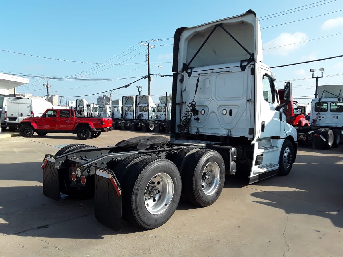 2022 Freightliner Cascadia in Dallas, TX — photo 4