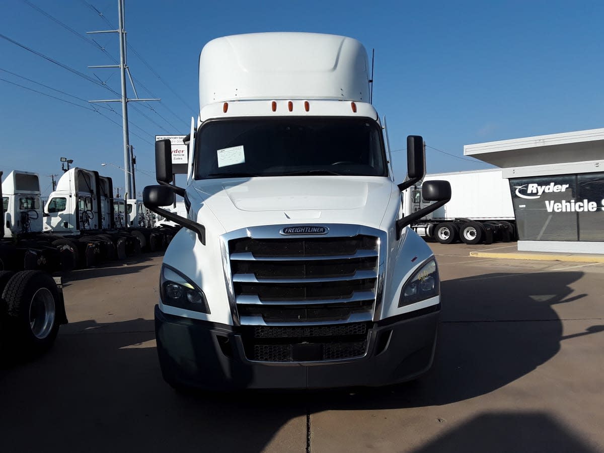 2022 Freightliner Cascadia in Dallas, TX — photo 2