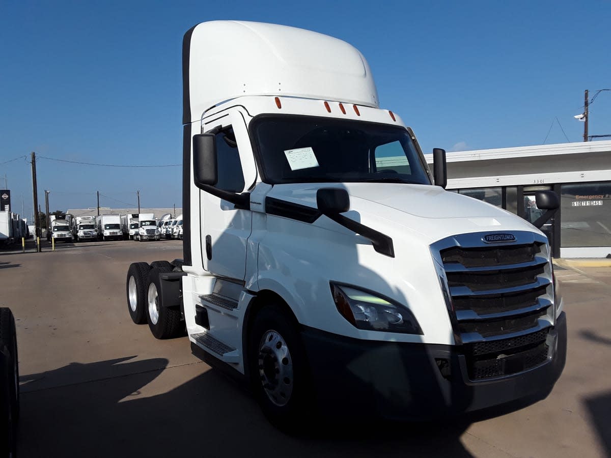 2022 Freightliner Cascadia in Dallas, TX — photo 3