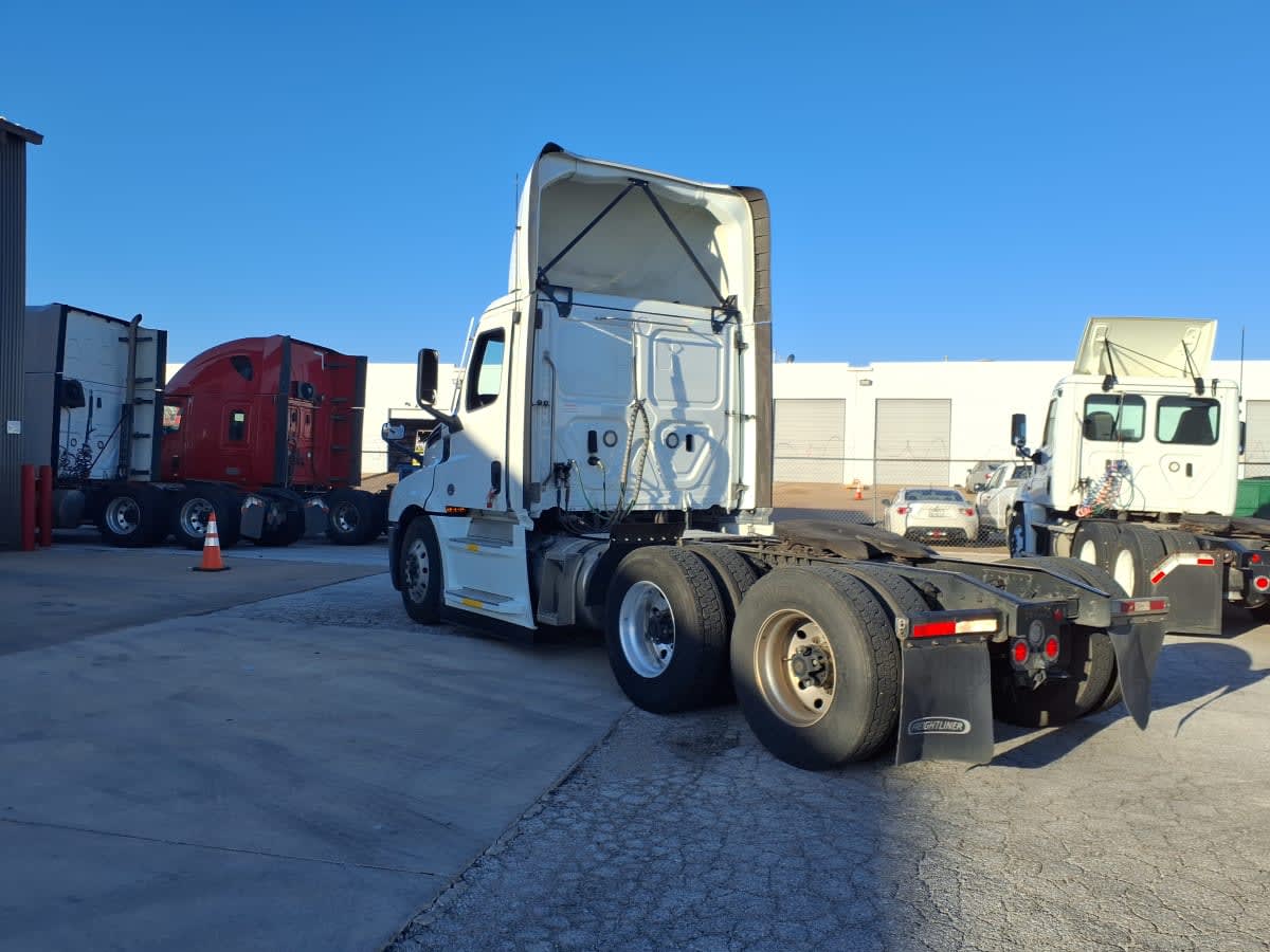 2022 Freightliner Cascadia in Fort Worth, TX — photo 6