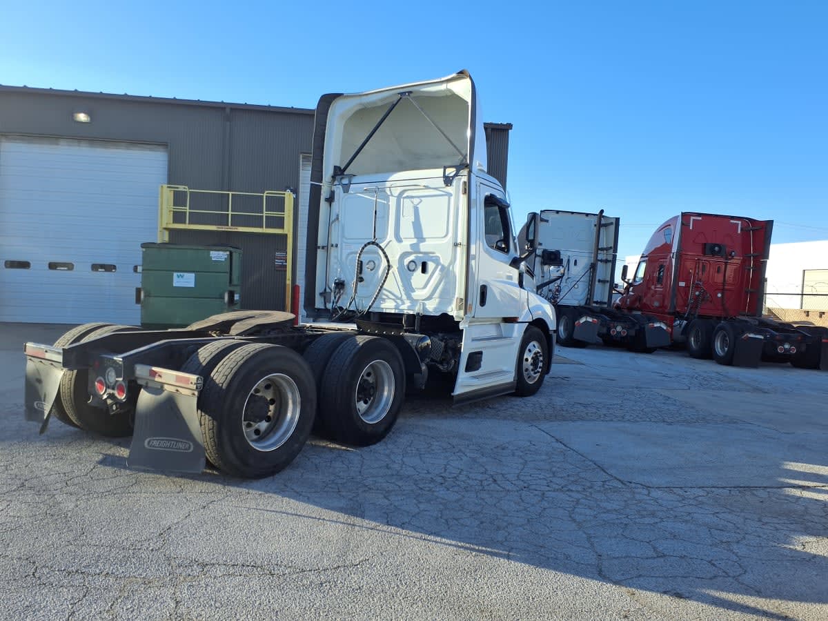 2022 Freightliner Cascadia in Fort Worth, TX — photo 4