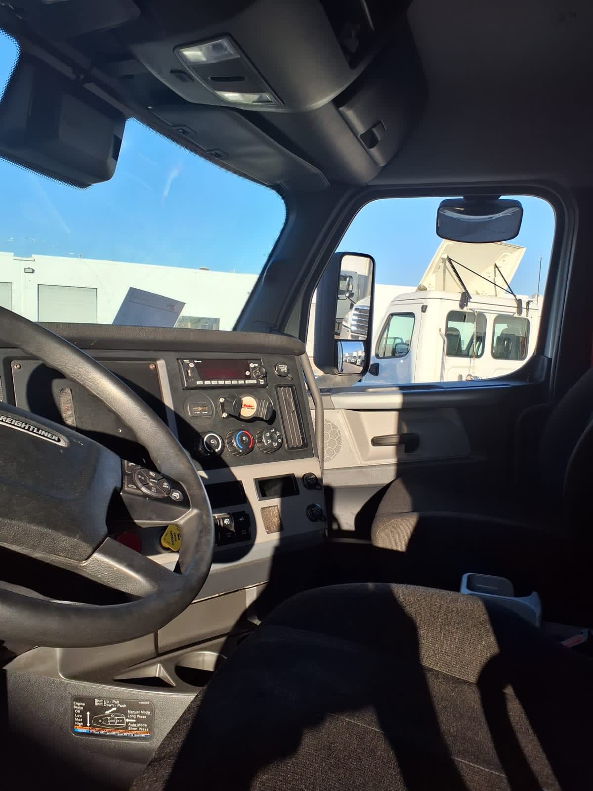 2022 Freightliner Cascadia in Fort Worth, TX — photo 7