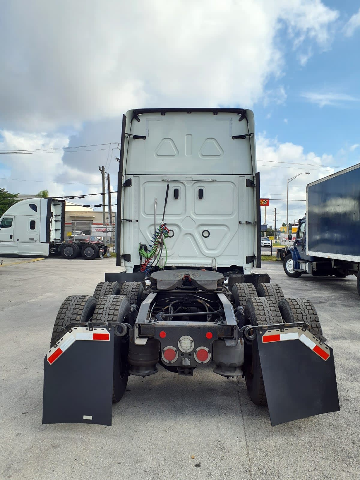 2022 Freightliner Cascadia in Miami, FL — photo 5