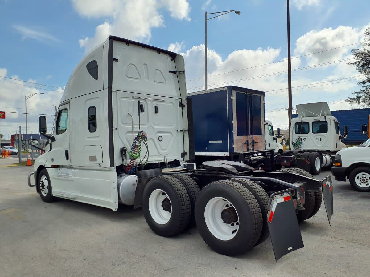 2022 Freightliner Cascadia in Miami, FL — photo 6