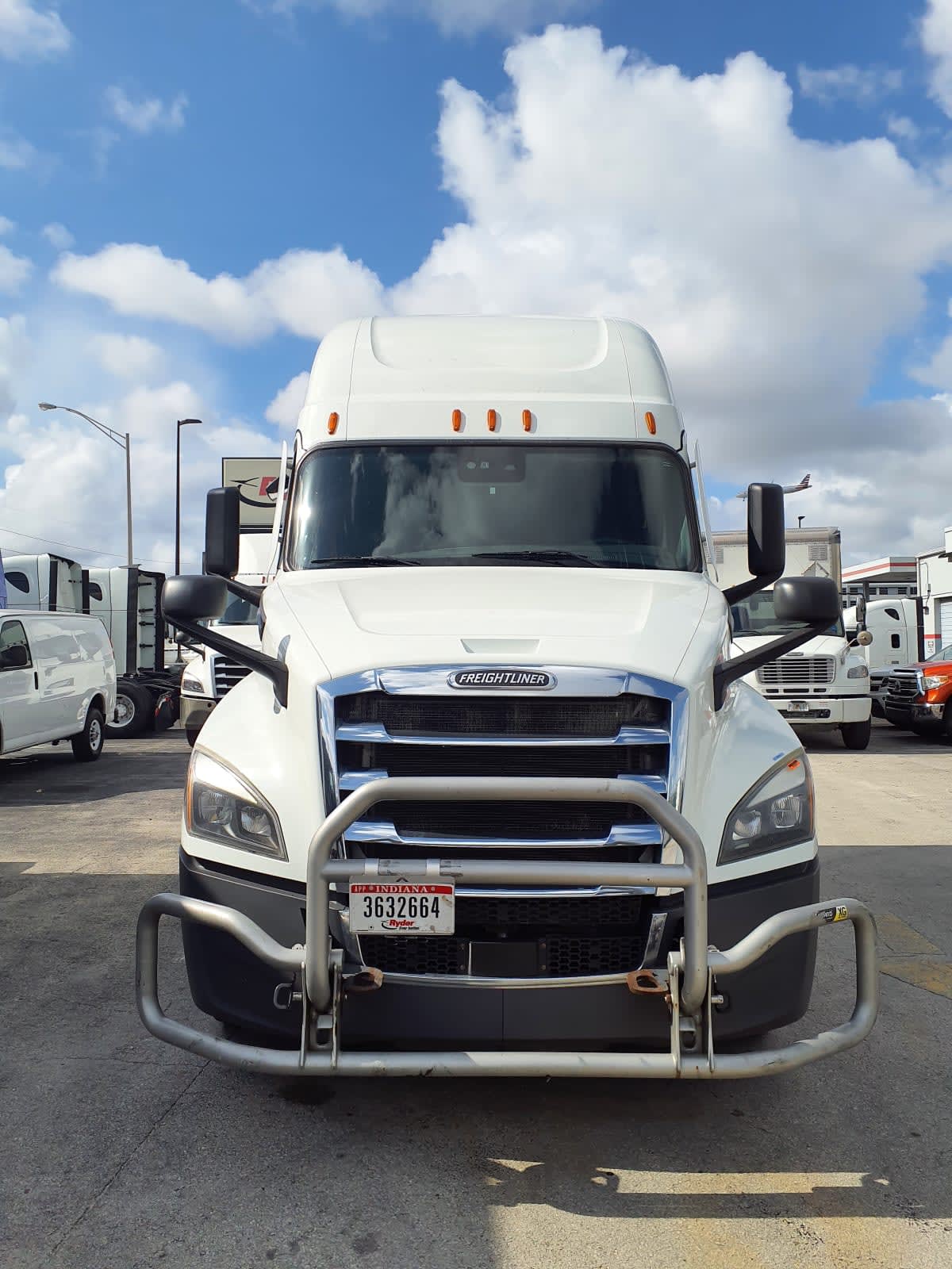 2022 Freightliner Cascadia in Miami, FL — photo 2