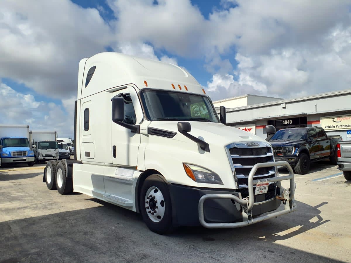 2022 Freightliner Cascadia in Miami, FL — photo 3
