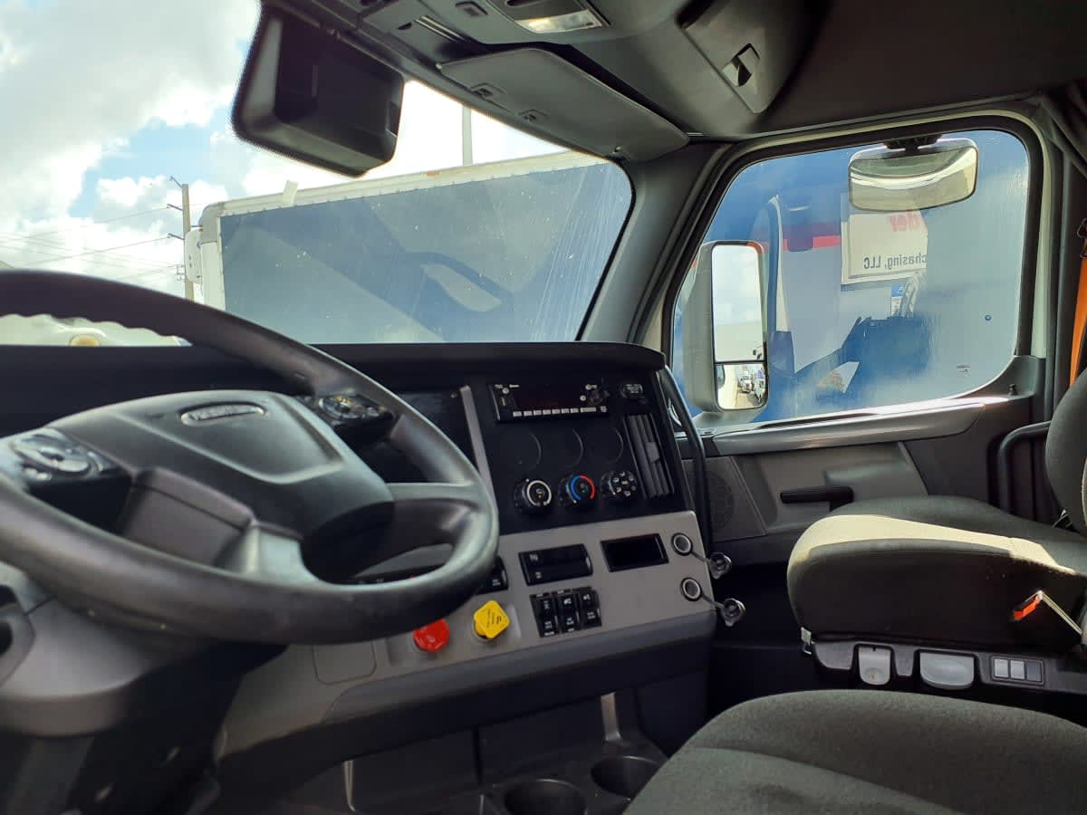 2022 Freightliner Cascadia in Miami, FL — photo 7