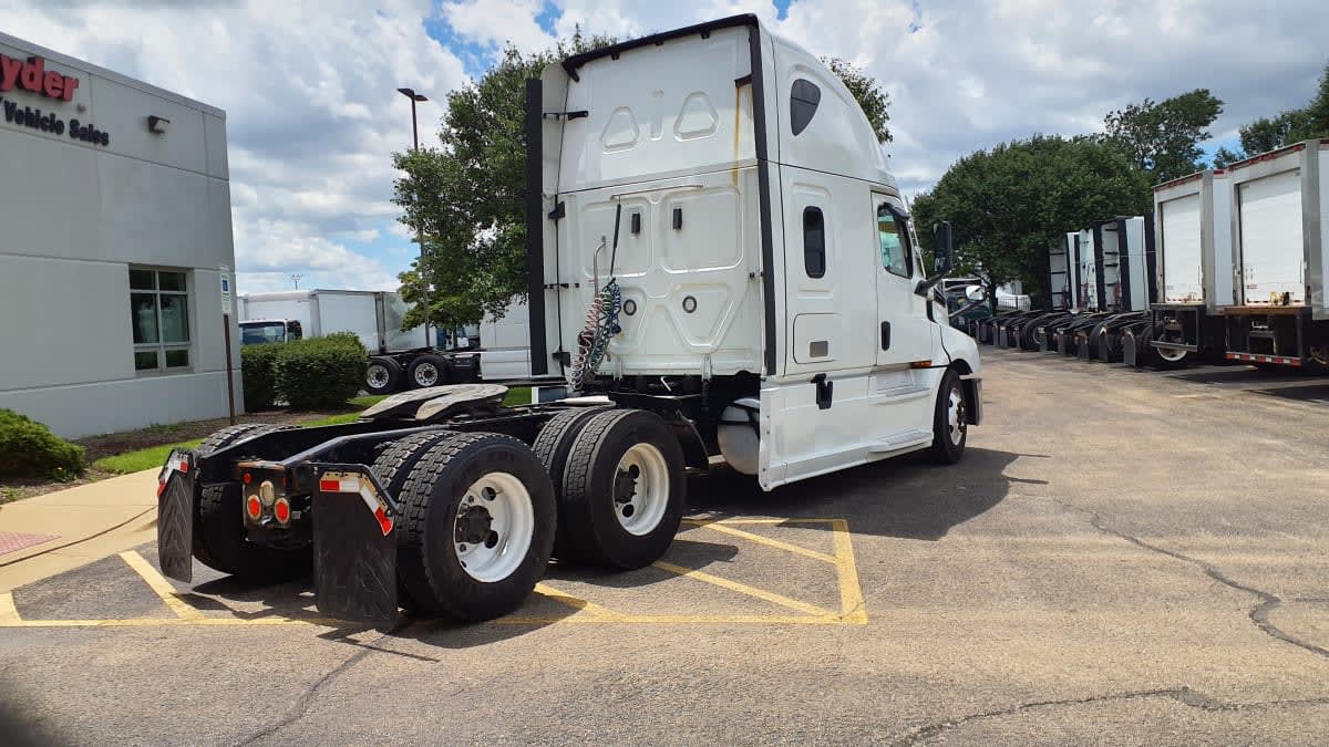 2022 Freightliner Cascadia in Bolingbrook, IL — photo 4