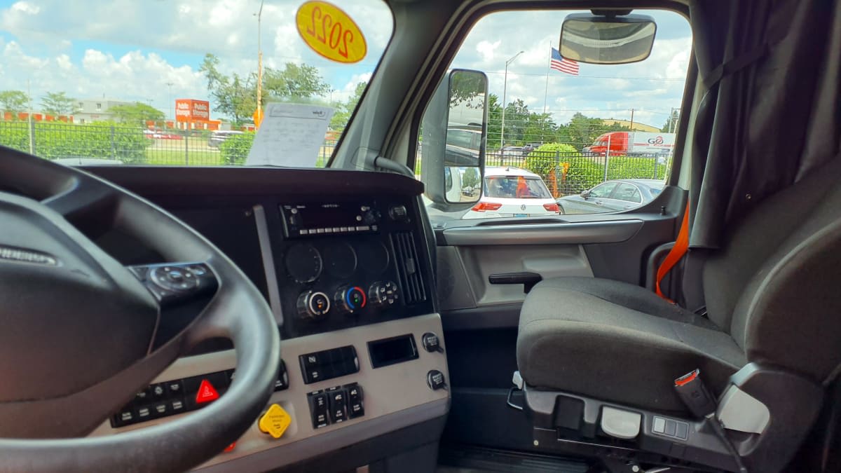 2022 Freightliner Cascadia in Bolingbrook, IL — photo 7