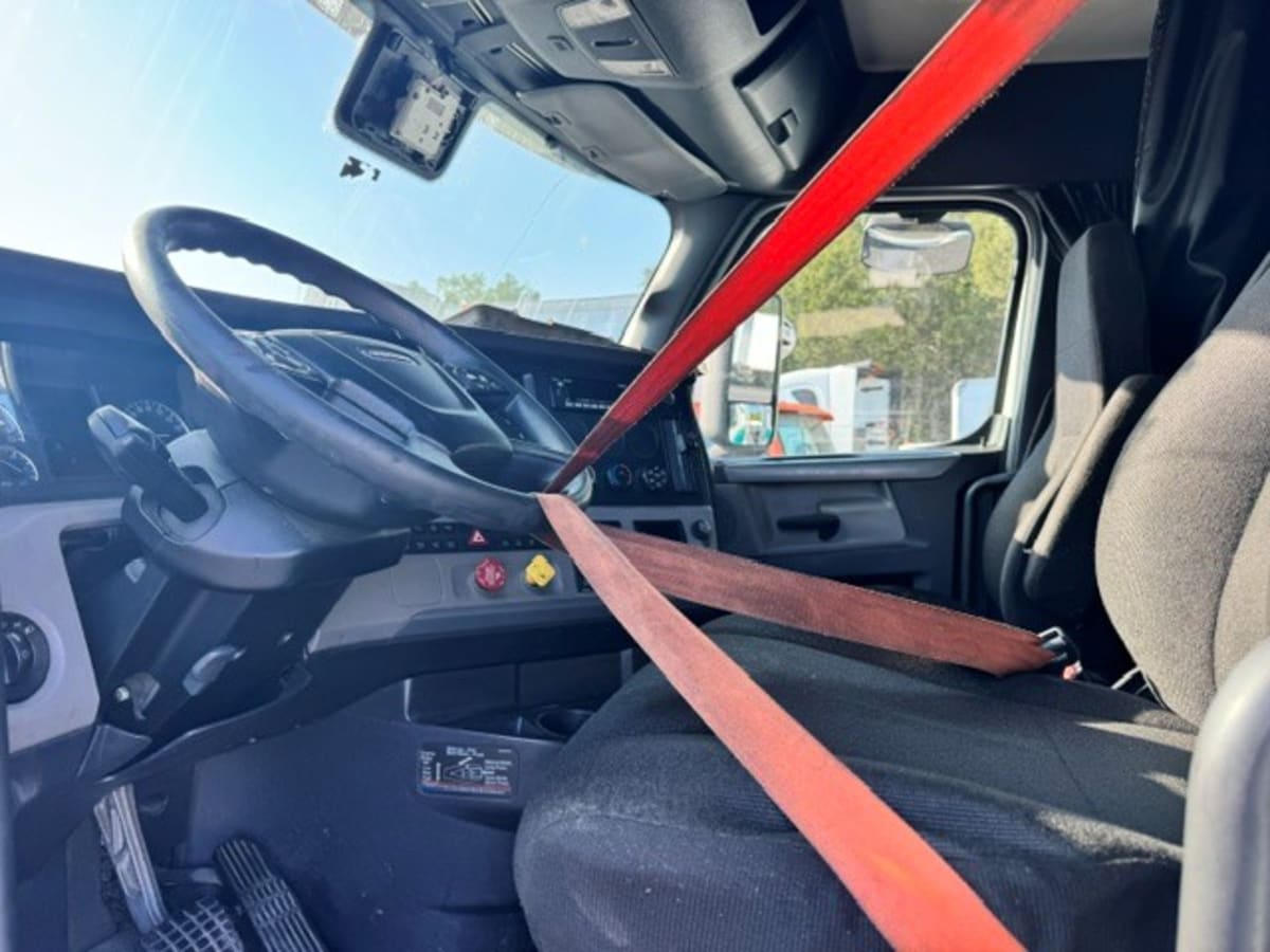 2022 Freightliner Cascadia in Jacksonville, FL — photo 7