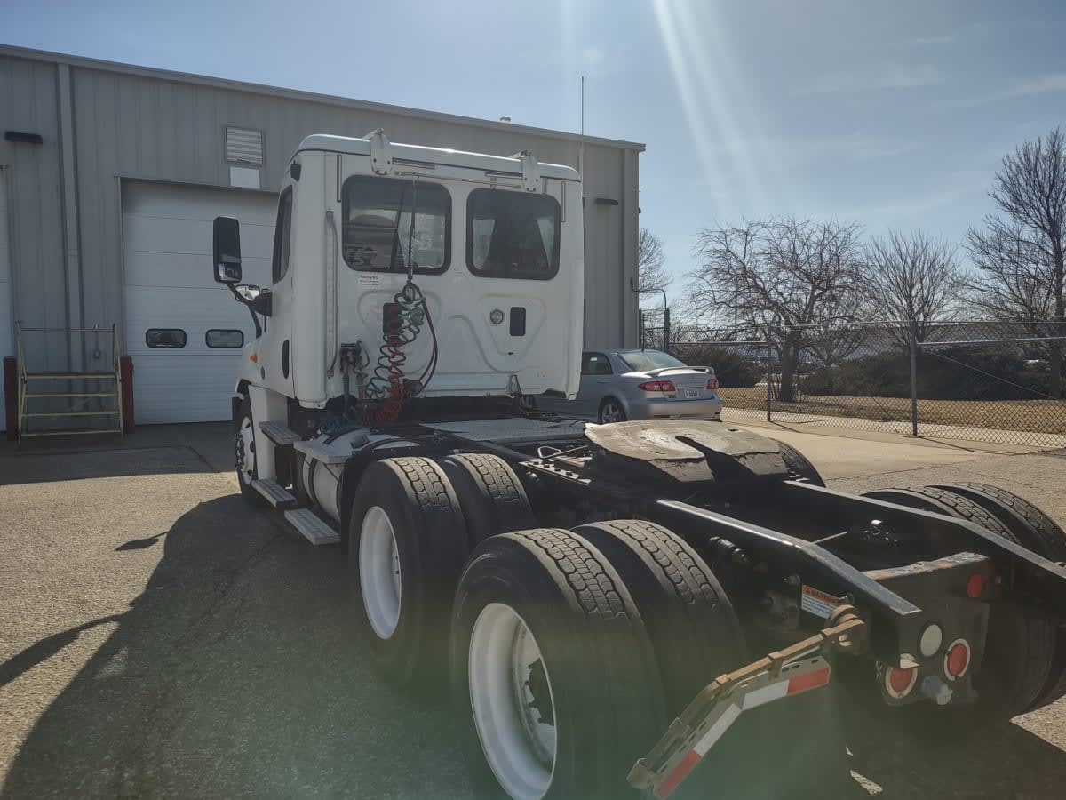 2014 Freightliner Cascadia in Kansas City, MO — photo 5