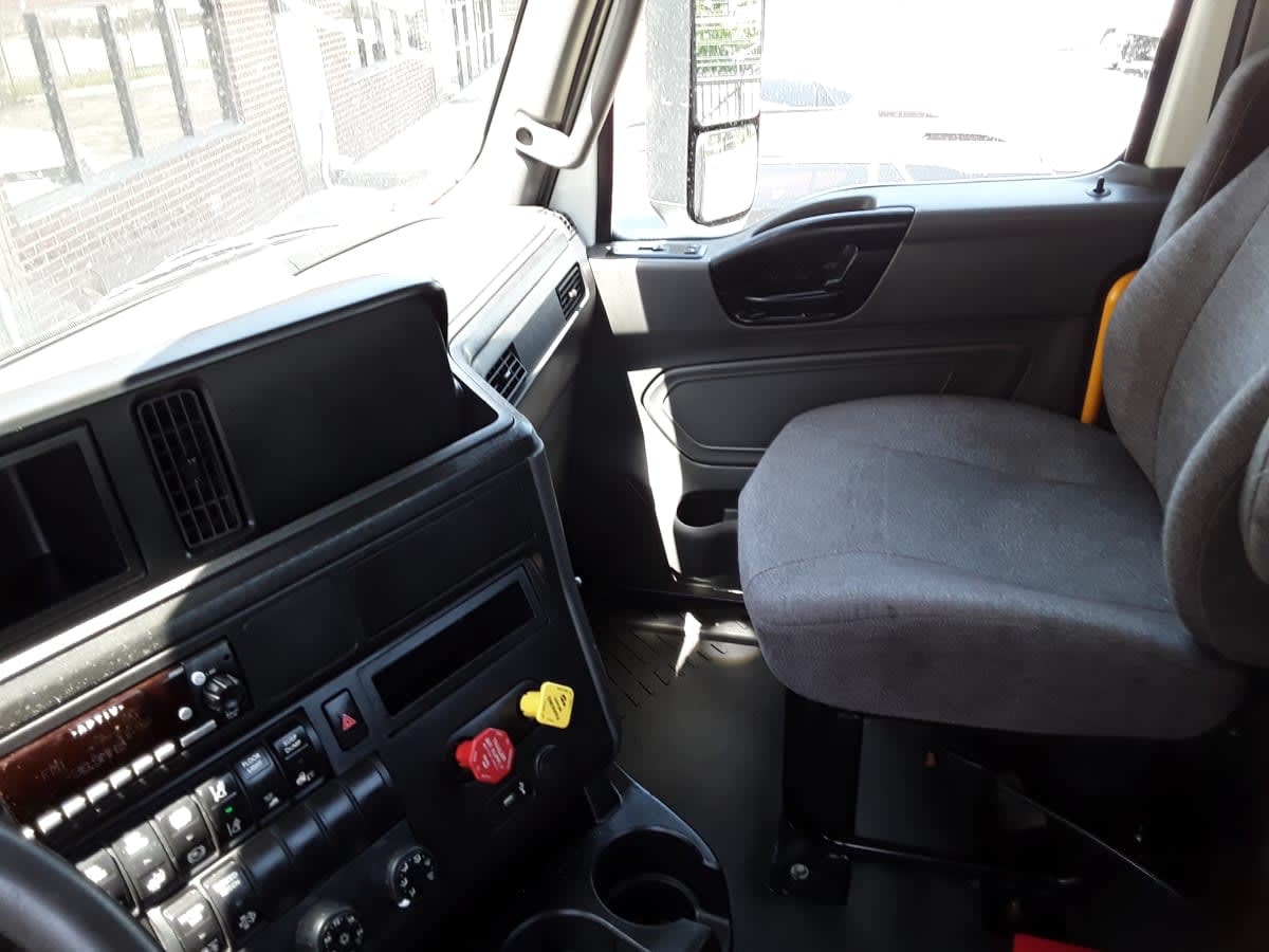 2022 International LT in Kansas City, MO — photo 8