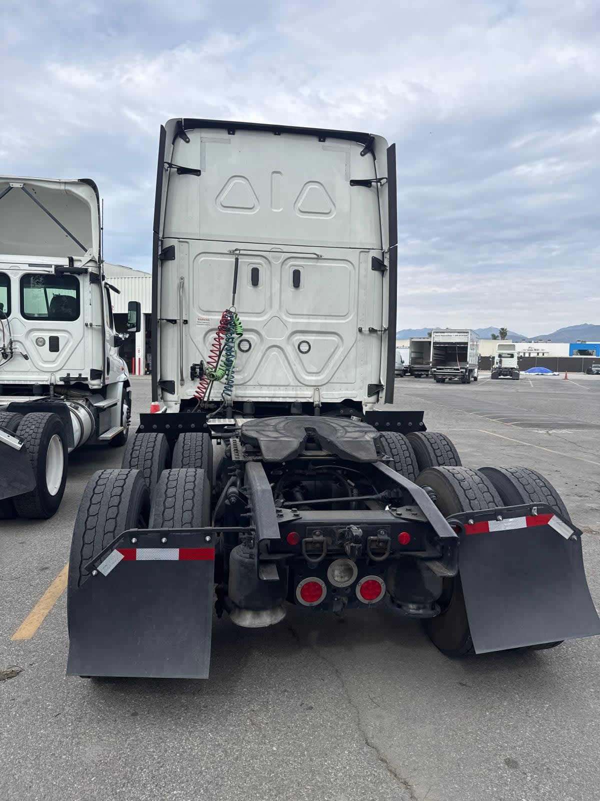 2023 Freightliner Cascadia in Pomona, CA — photo 5