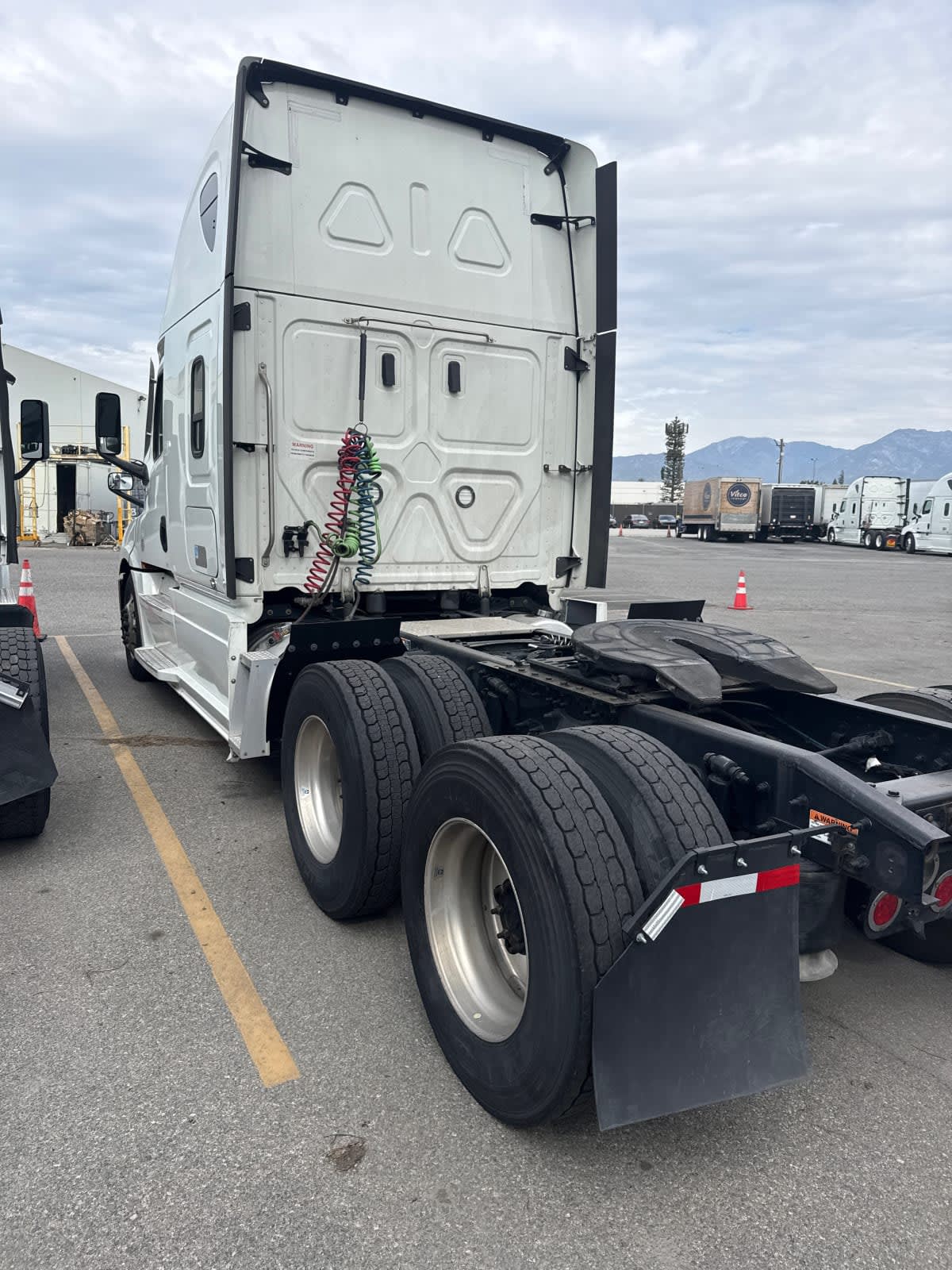 2023 Freightliner Cascadia in Pomona, CA — photo 4