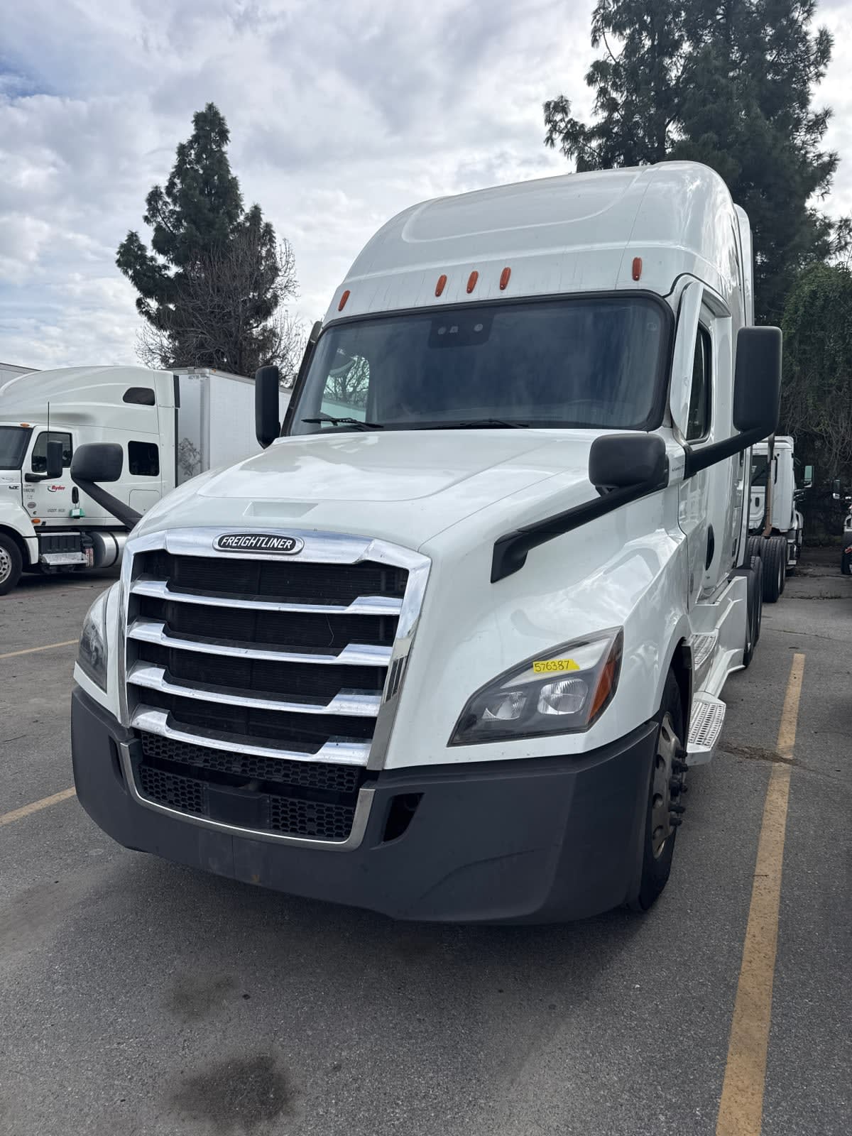 2023 Freightliner Cascadia in Pomona, CA — photo 3