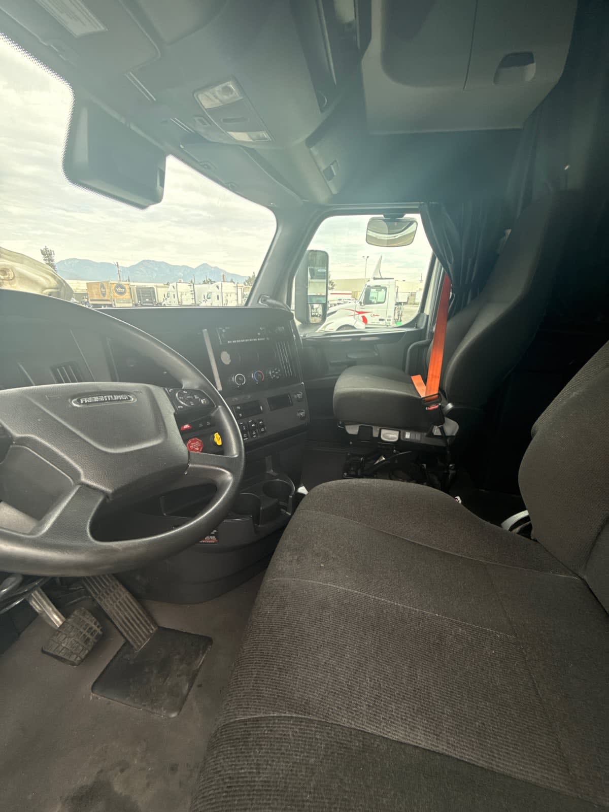 2023 Freightliner Cascadia in Pomona, CA — photo 7