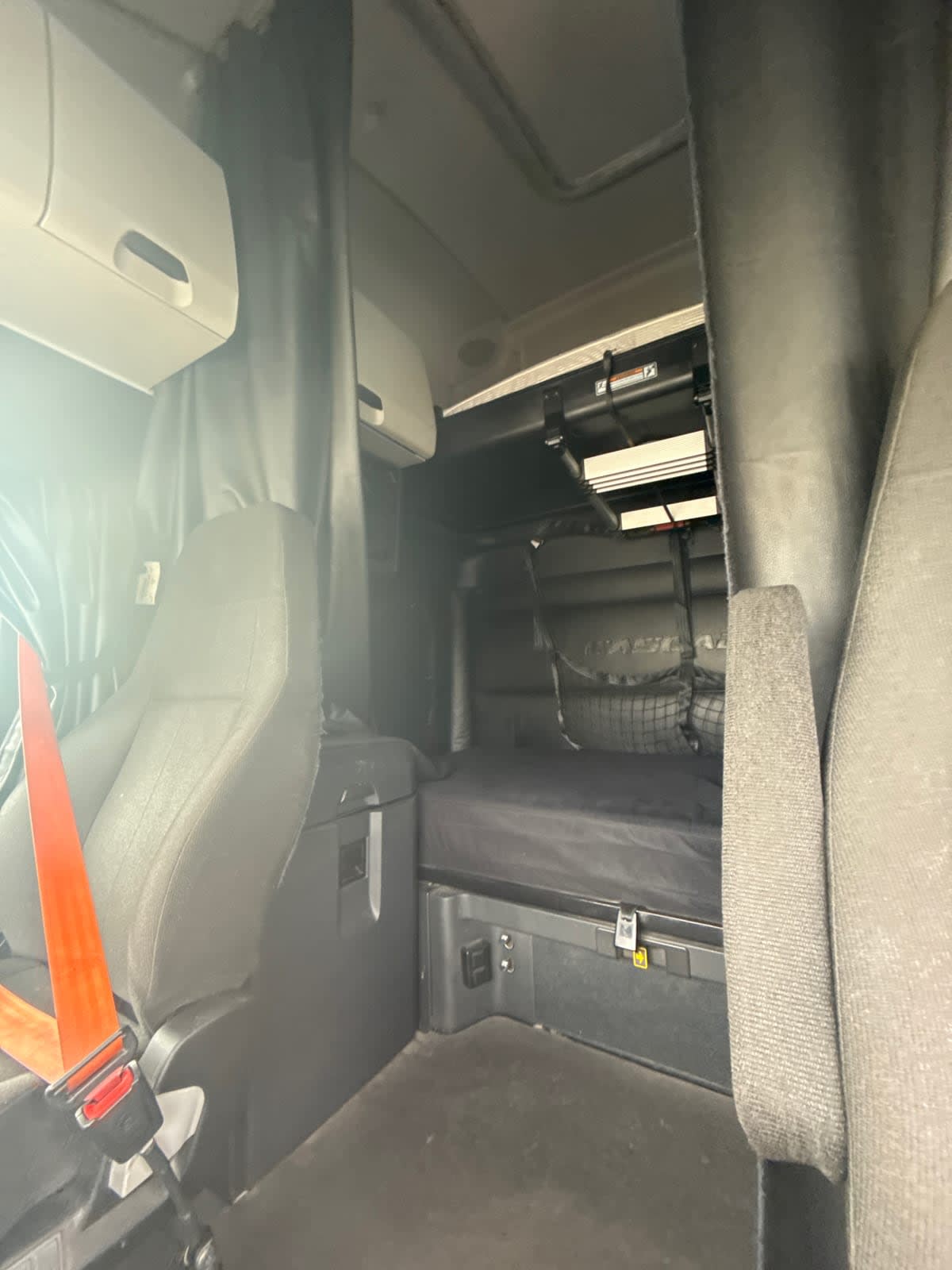 2023 Freightliner Cascadia in Pomona, CA — photo 8