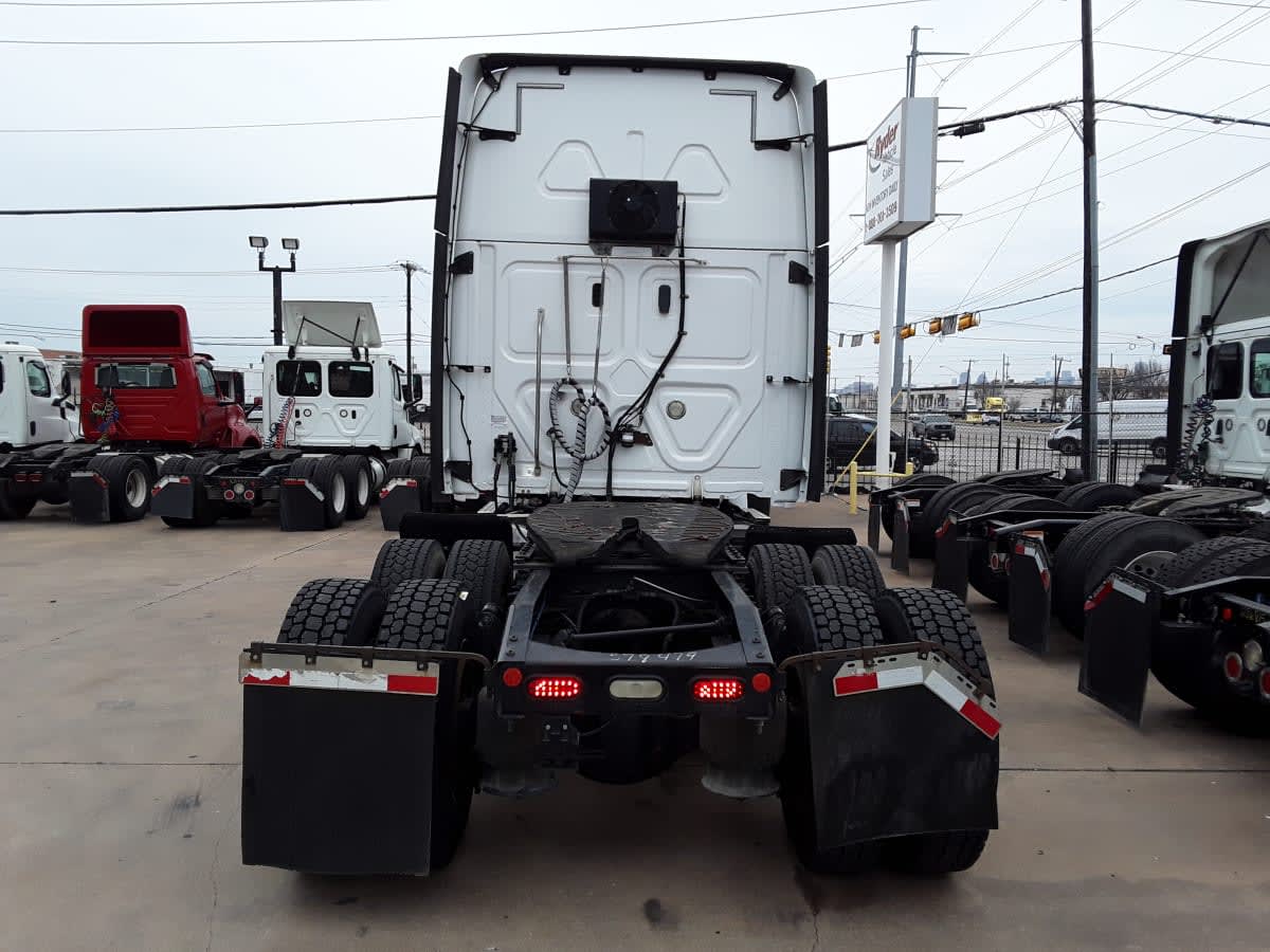 2020 Freightliner Cascadia in Dallas, TX — photo 5