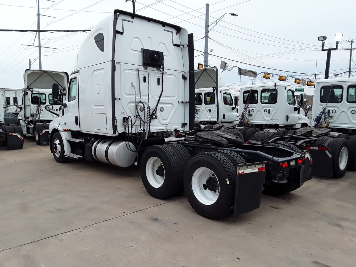 2020 Freightliner Cascadia in Dallas, TX — photo 6